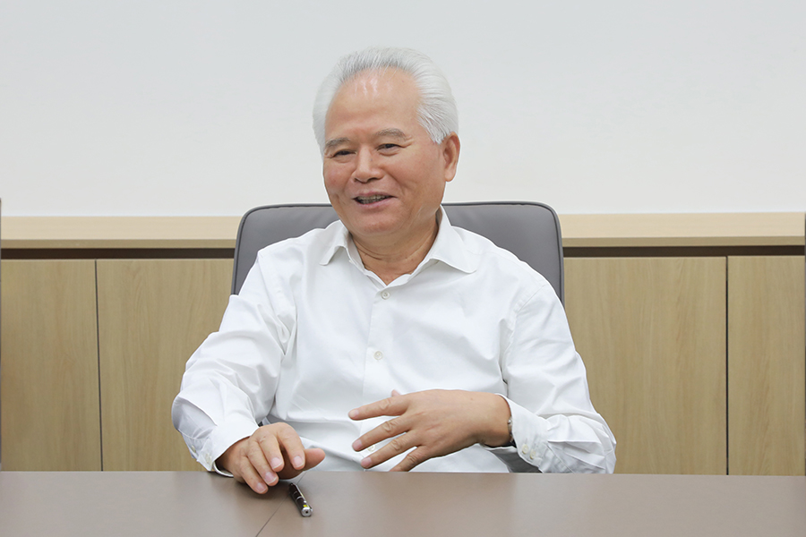 吴士存会见海南大学客人