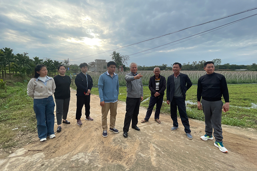 吴士存赴定安回访贫困户