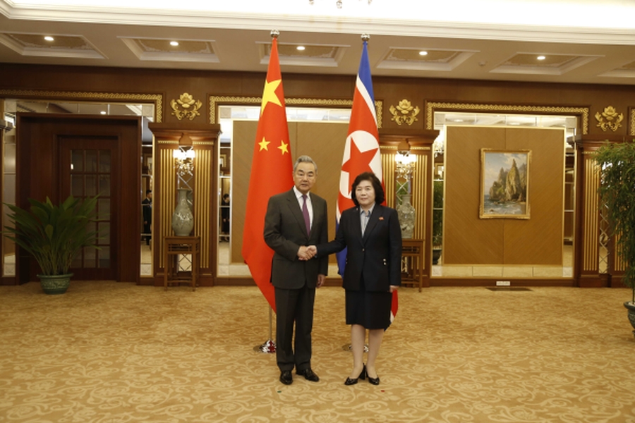 王毅同朝鲜外相崔善姬举行会谈