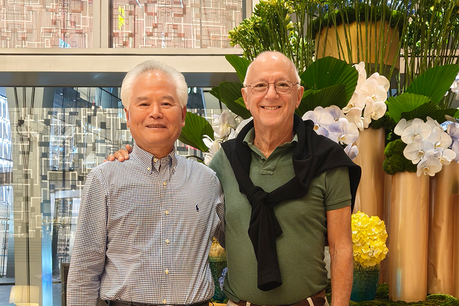 吴士存会见美中关系全国委员会主席欧伦斯 