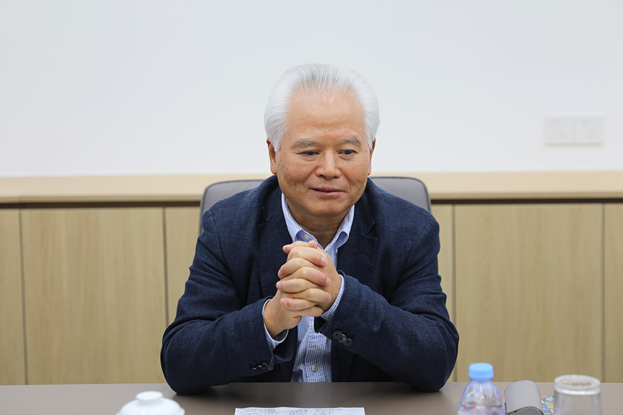 吴士存在海口接受新华社记者专访