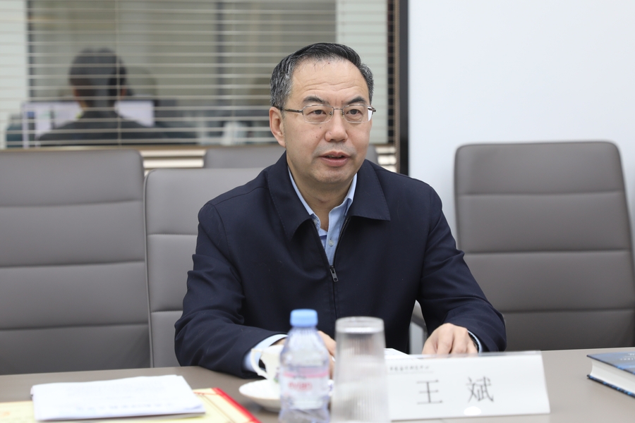 王斌来我中心走访慰问 