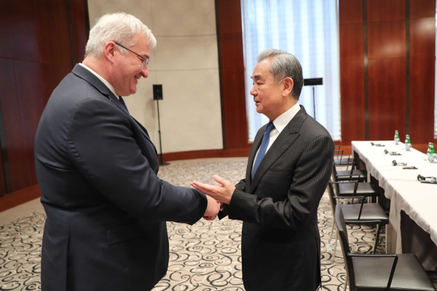 王毅会见乌克兰外长