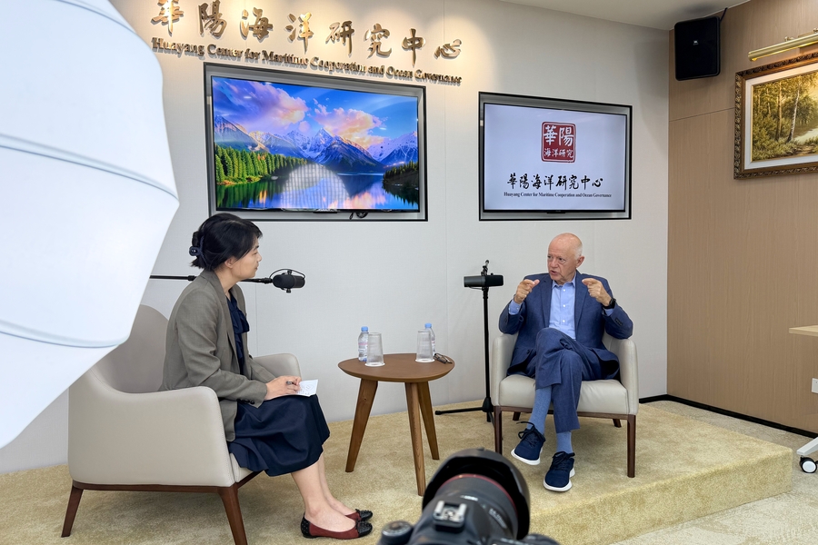 美国学者接受《华阳访谈》节目组专访